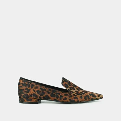 Ballet flats with pointed toes in leopard