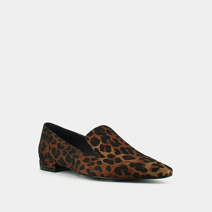 Ballet flats with pointed toes in leopard