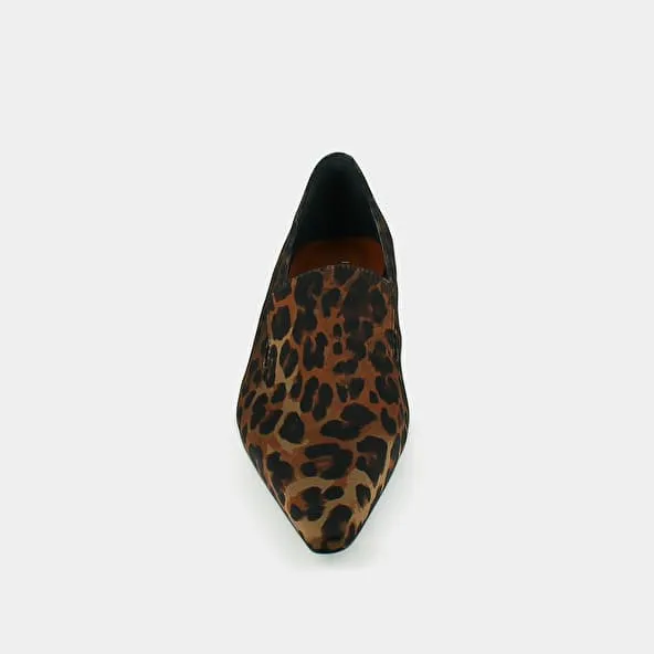 Ballet flats with pointed toes in leopard