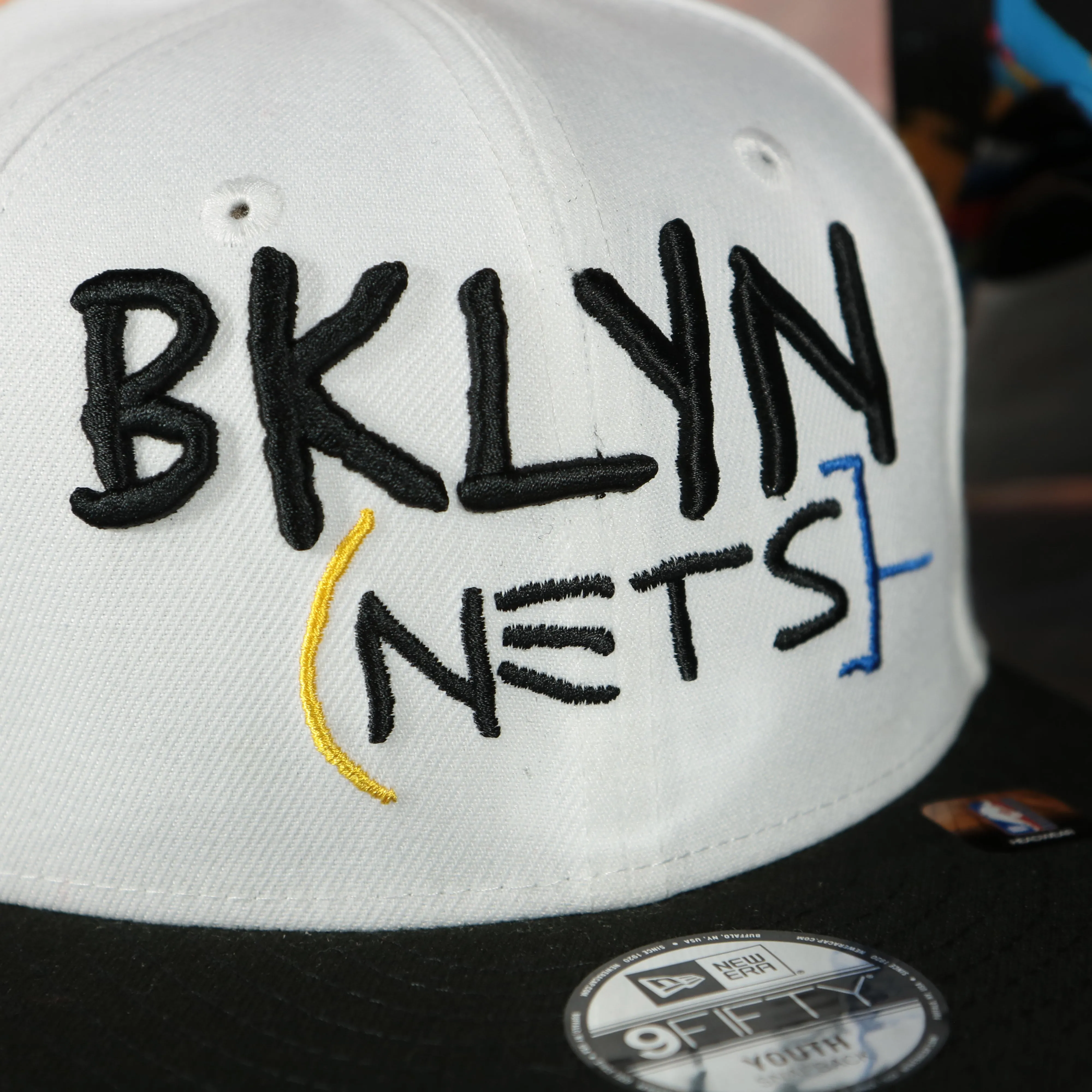 Brooklyn Nets 2022 City Edition BKLYN Nets Scribble Logo Multi-Color Bottom Youth 9Fifty Side Patch Snapback Cap | New Era, Whit