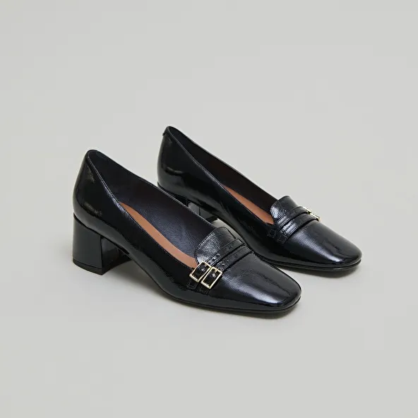 Heeled ballet flats in black pleated patent