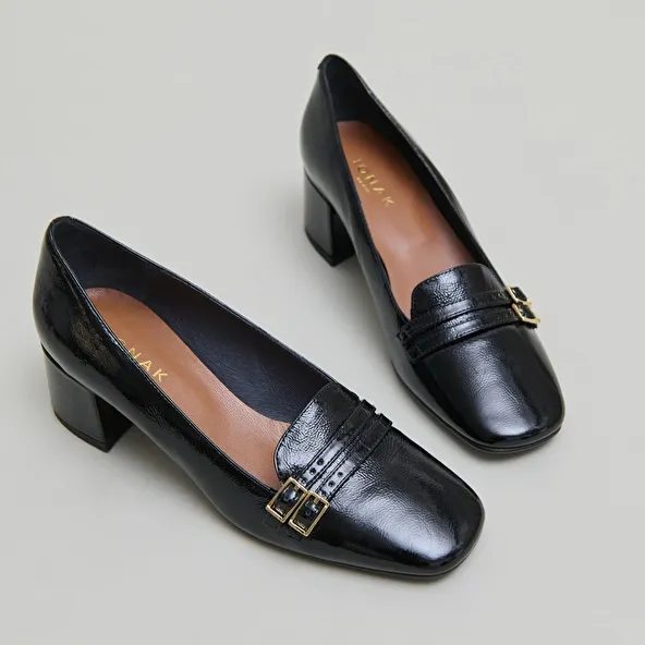 Heeled ballet flats in black pleated patent