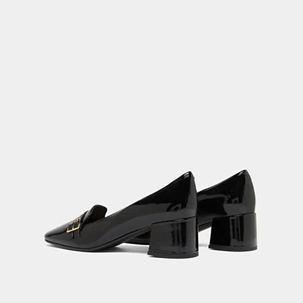 Heeled ballet flats in black pleated patent