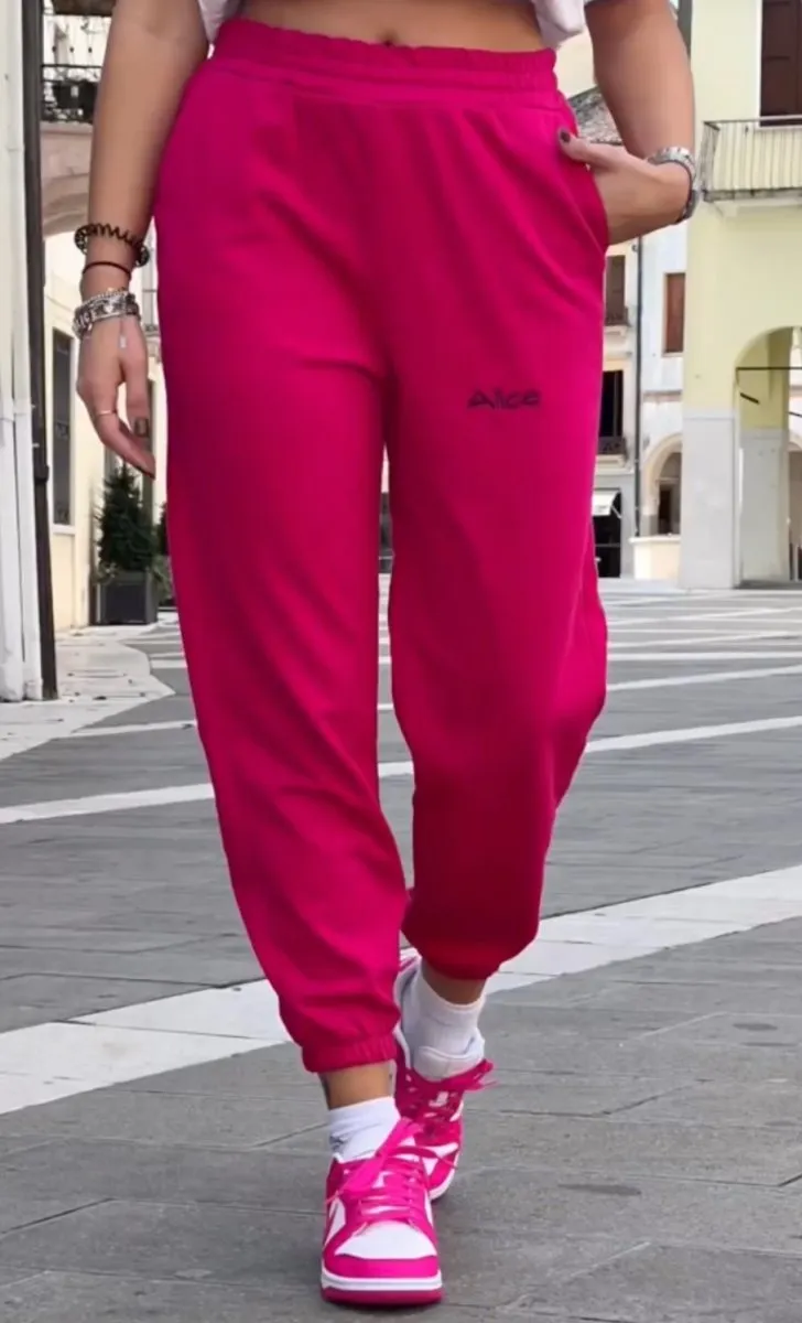 Joggers fucsia con personalizzazione ricamata